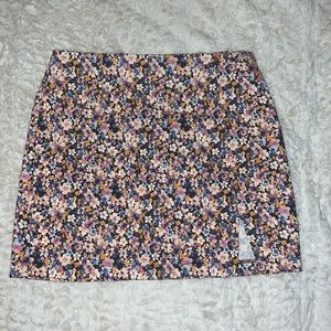 Floral mini skirt with a slit